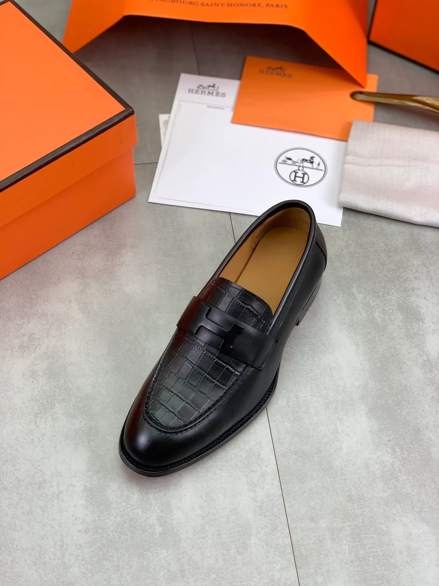 Factory price P980 💰💎💎💎 Original genuine leather outsole Brand: Hermès Grade: Same as the official website Original quality materials: Original soft calfskin Water-dyed cowhide lining Original Italian genuine leather outsole Style categories: Men's fashion Formal casual leather shoes Slip-on men's shoes series Young fashion European and American trends British style Code number: 39-45 (38.46 can be customized)